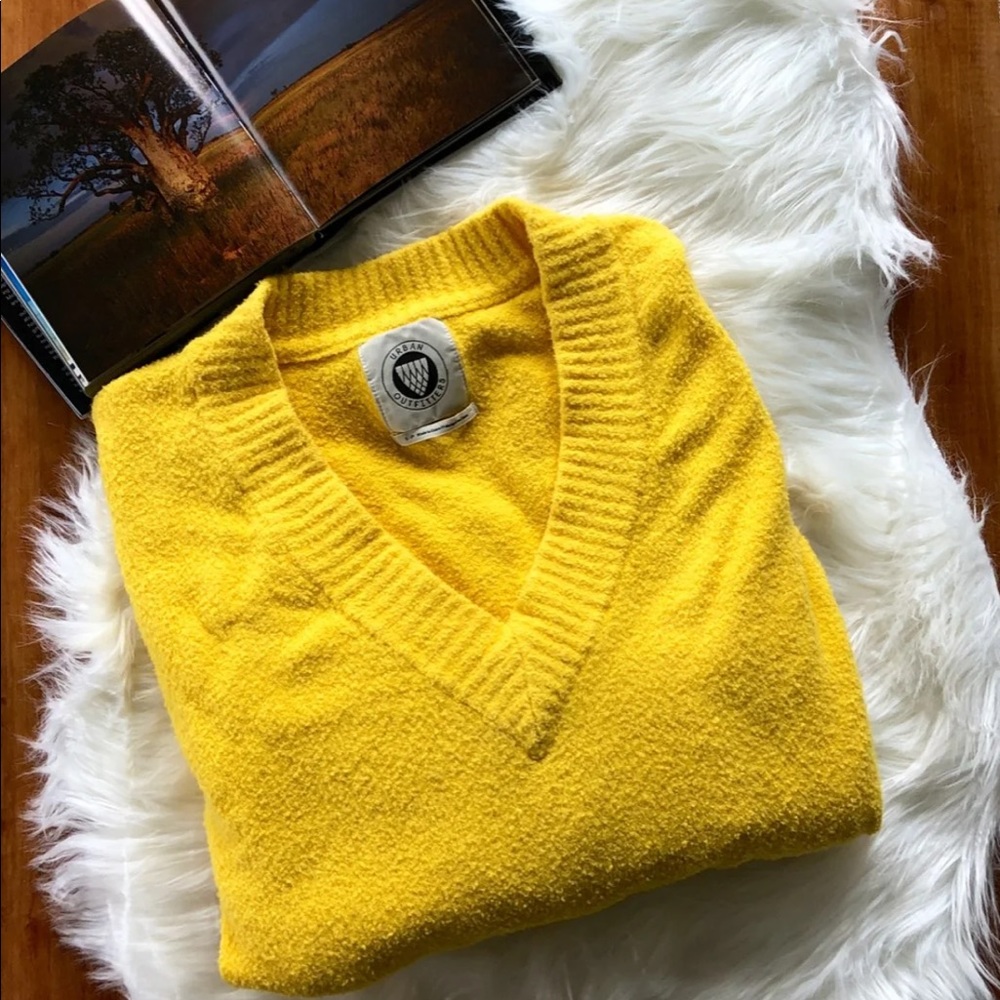 Urban Outfitters | v-neck sweater